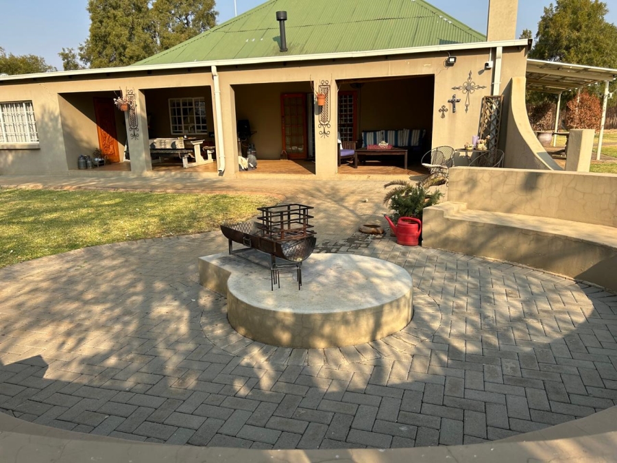 8 Bedroom Property for Sale in Swartruggens North West